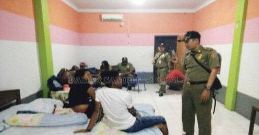 Dua pasangan yang hendak melakukan mesum diamankan Satpol PP. 