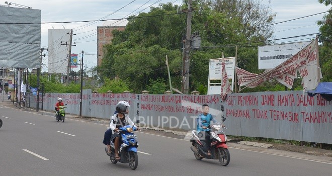 Lokasi pembangunan JBC di Simpang Mayang Kota Jambi. Pembangunan tertunda karena IMB belum keluar dari BPN Kota Jambi.