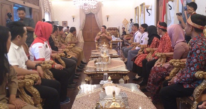 Gubernur Jambi, Zumi Zola menerima beberapa perwakilan Jambi yang akan dikirim untuk mengikuti program kepemudaan di Rumah Dinas Gubernur Jambi, Senin (24/7).