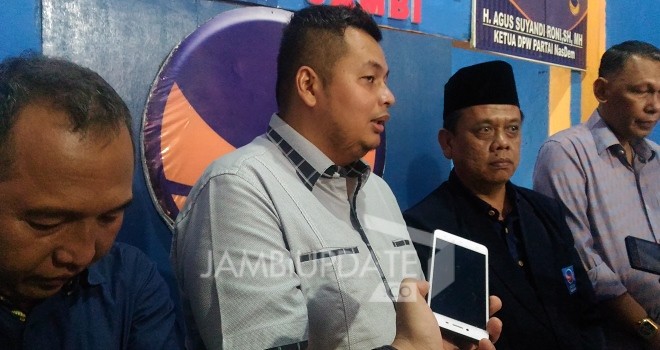 Tim Center Fasha, Kemas Farid Alfarely saat diwawancarai usai pengembalian formulir di DPD NasDem Kota Jambi.