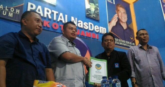 Tim Center Fasha mengembalikan formulir pendaftaran di DPD NasDem Kota Jambi.