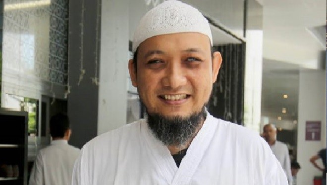 Penyidik senior KPK Novel Baswedan saat diwawancarai di Masjid Alfalah, Singapura. Foto: Imam Husain/Jawapos 