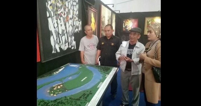 Istri Kapolresta Jambi, Ny Irene Fauzi Dalimunthe saat mengunjungi Pameran Lukisan di Galery Tempoa Art Jelutung, Jambi.