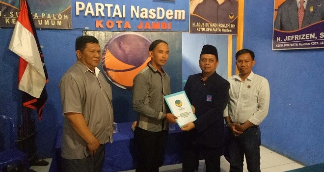 Tim Geni Waseso mengambil formulir di Kantor DPD NasDem Kota Jambi.