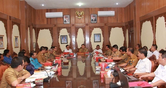 Walikota Jambi, Sy Fasha saat memimpin Rapat Koordinasi Teknis (Rakornis) Rapat Koordinasi Teknis (Rakornis) dengan instansi teknis terkait dalam rangka penanganan banjir di Kota Jambi, Senin (24/7).