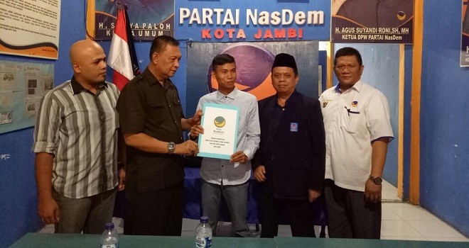 Relawan dr. Maulana mengambil formulir pendaftaran di DPD NasDem Kota Jambi.