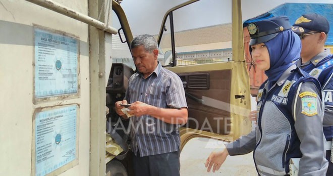 Petugas Dihub Melakukan Pemeriksaan KIR truk di JL. Lingkar kemarin (25/7).
