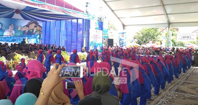 Gubernur Jambi, Zumi Zola Zulkifli saat menyaksikan hiburan tari Sike Rebana dari ibu-ibu di Kota Sungai Penuh.