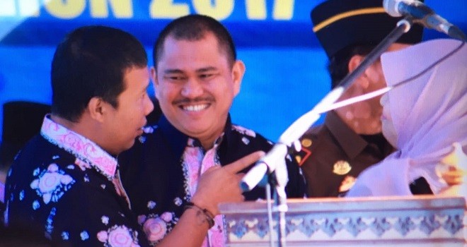 Bupati Bungo, H Mashuri berbincang-bincang dengan Bupati Tanjabtim, Romi Hariyanto saat menghadari Harganas di Sungai Penuh.