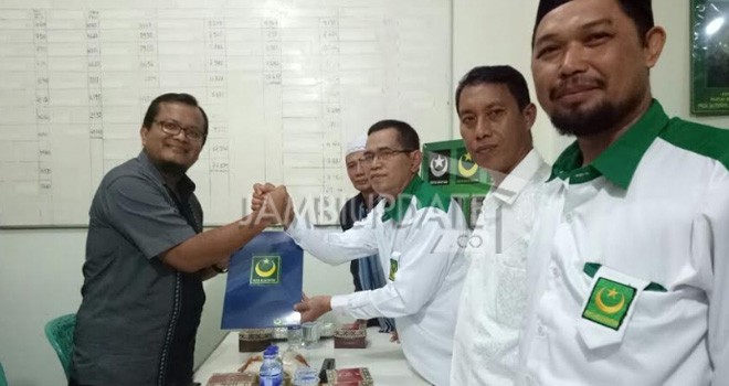 Ketua Sahabat Maulana, M Saleh saat menyambangi kantor DPC PBB di bilangan Pakuanbaru Thehok.