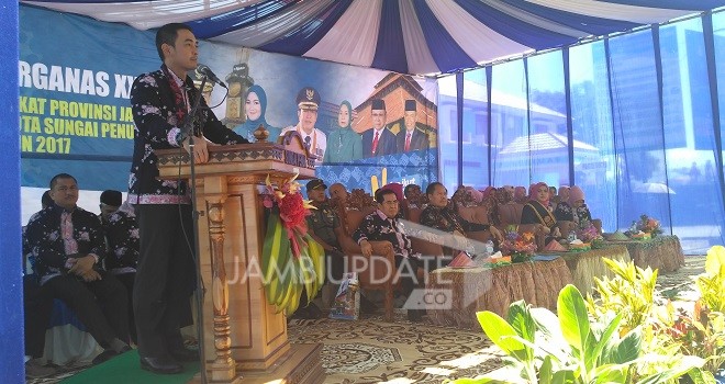 Gubernur Jambi, Zumi Zola Zulkifli saat memberikan sambutan pada acara peringatan Hari Keluarga Nasional (Harganas) ke XXIV Tahun 2017 Tingkat Provinsi Jambi di Kota Sungai Penuh, Selasa (25/7).