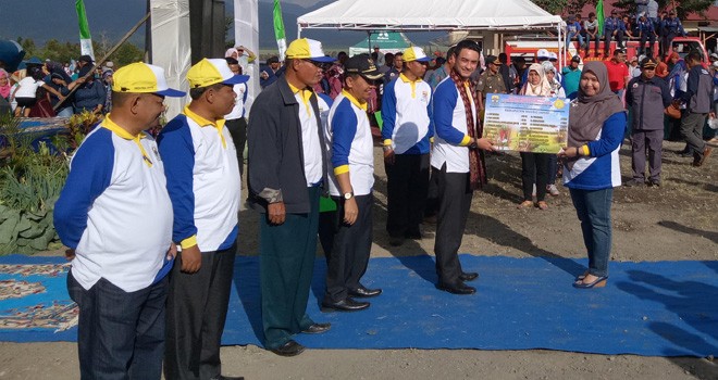 Bupati Muaro Jambi, Hj Masnah Busro saat menerima bantuan alat pertanian dari Pemprov Jambi.