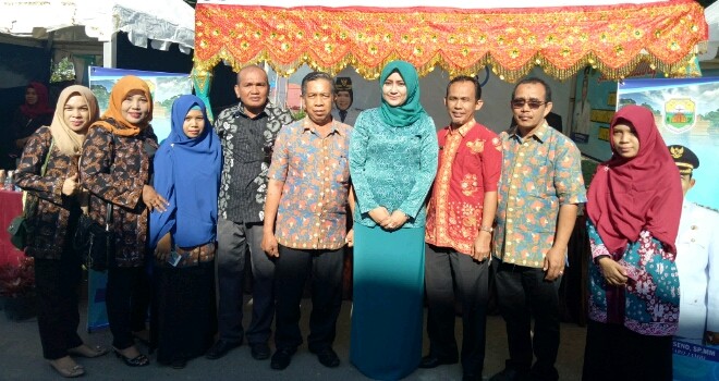 Ketua PKK Muarojambi saat tinjau stand Pameran di Sungaipenuh.