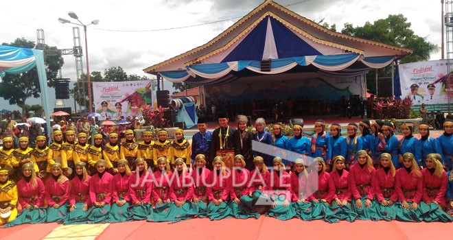 Tari Massal saat pembukaan FMPDK ke-XVI, batal ditampilkan karena Ginset disiapkan PLN tidak mampu mengangkat sound system yang telah disipakan.