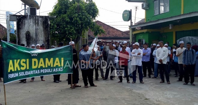 Puluhan massa saat mendatangi pondok pesantren Asad.