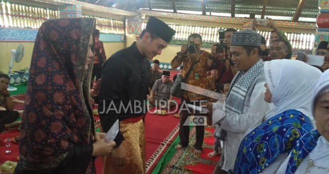 Gubernur Zola saat Berikan Bantuan Pembangunan Masjid Keramat Pulau Tengah.