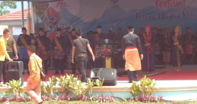 Gubernur saat membantu membenarkan posisi speaker.