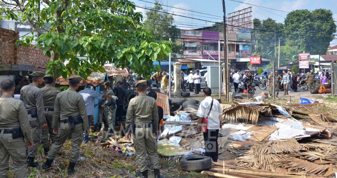 Petugas melakukan pengosongan lahan pembangunan Jambi Busines Center (JBC) di simpang mayang, Kota Jambi kemarin (26/7). Foto: M.Ridwan/JE