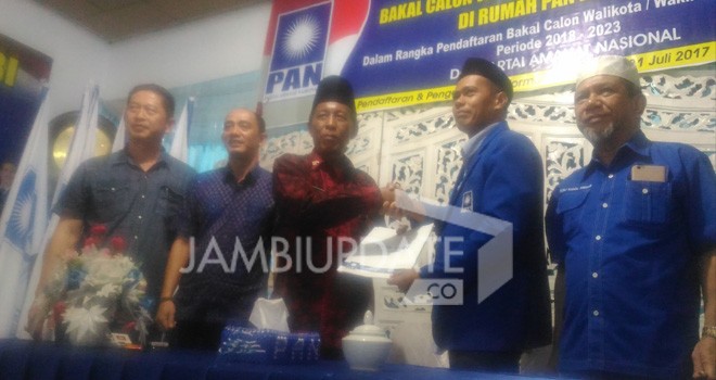 Abdullah Sani saat mengambil formulir pendaftaran di DPD PAN Kota Jambi.