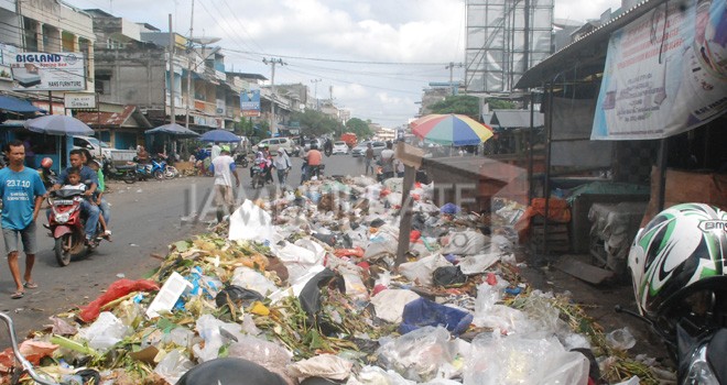 Ilustrasi sampah yang menumpuk dikawasan pasar baru talang bajar kota jambi.