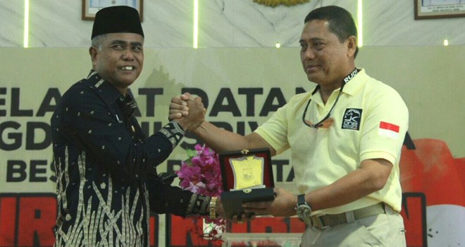 Plt Sekda Kota Jambi H. Mukhlis A. Muis mewakili Wali Kota Jambi, yang menerima secara langsung rombongan Touring Rubicon Offroad Indonesia di Griya Mayang.