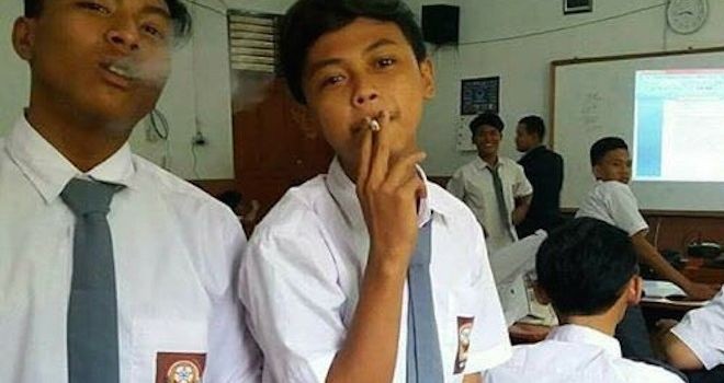 Dua murid SMK PGRI 38 Jakarta utara merokok saat ada guru mengajar di ruang kelas. (instagram)