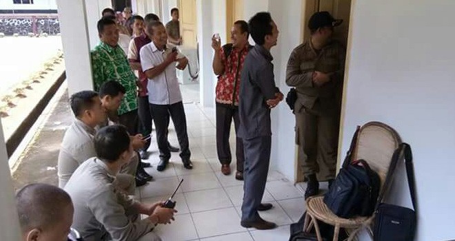 Terlihat sejumlah Rio di Bungo melakukan tes urine di ruangan pola Kantor Bupati Bungo.