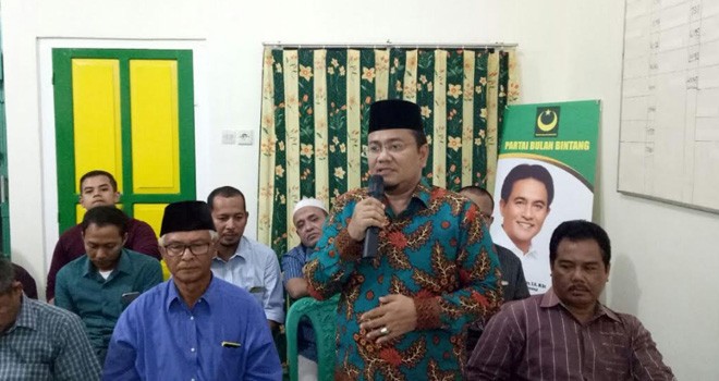 dr. Maulana saat mengembalikan formulir pendaftaran kantor Partai Bulan Bintang (PBB).