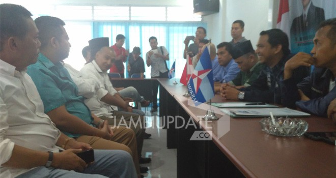 Tim Center Fasha mengambil formulir pendaftaran di DPC Demokrat Kota Jambi.