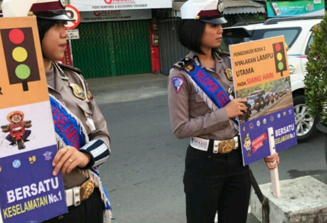 Tampak polwan Dirlantas Polda Jambi turun ke jalan.