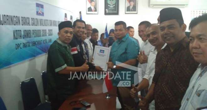 Tim Center Fasha mengambil formulir pendaftaran di DPC Demokrat Kota Jambi.