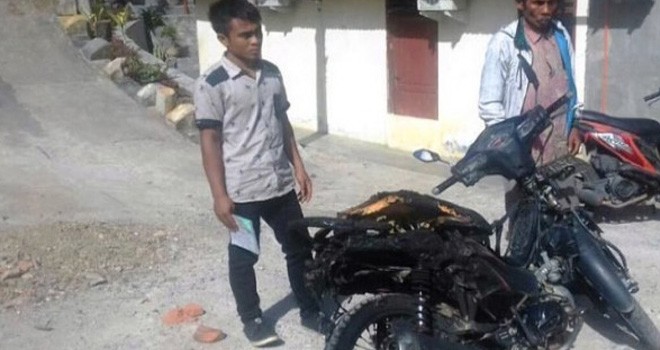 Ghozali dan ayahnya bersama sepeda motor yang hangus terbakar di Polres Kota Padang Sidenpuan. Foto : JPNN.com