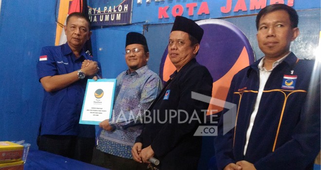 dr. Maulana. MKM saat mengambil formulir di Kantor DPD NasDem Kota Jambi.