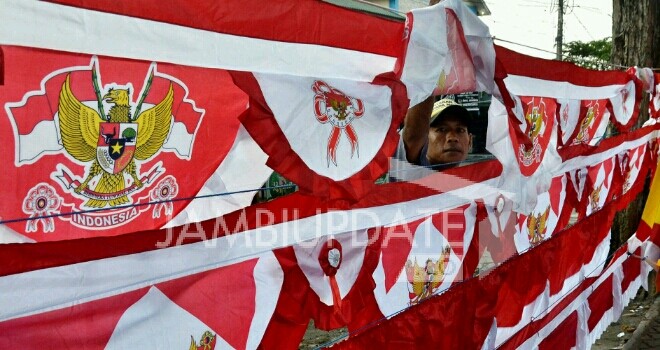 Pedangang penjual bendera dalam rangka 17 agustus kian marak di Kota Jambi.