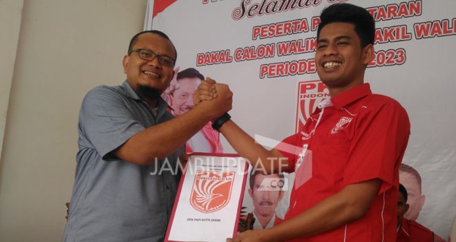 Ketua Tim Center Maulana saat mengambil formulir di Kantor DPK PKPI Kota Jambi.