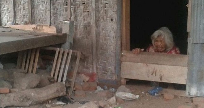 Sawe, hidup sebatang kara di gubuknya yang beralaskan tanah.