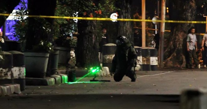 Tim Gegana Jihandak menjinakkan benda diduga bom di depan Mabes Polri, Jumat (30/6). (Dery Ridwansyah/Jawa Pos)