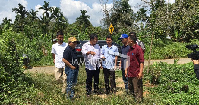 Bupati Romi saat meninjau lokasi SDN 61.