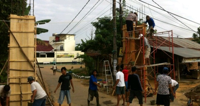 Warga RT 49 Kenali Asam Bawah Lanjutkan Pembangunan Gapura.