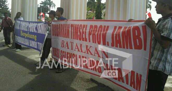 Puluhan massa unjuk rasa di depan Kantor DPRD Provinsi Jambi