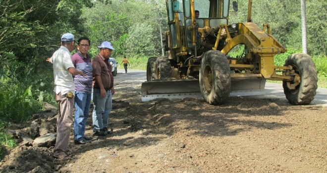 H Bakri saat meninjau jalan di tanjabtim. 