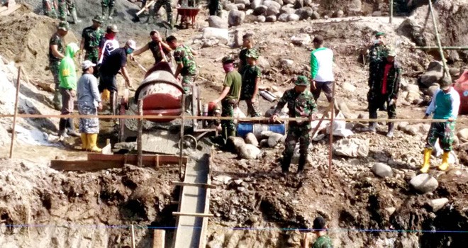 Kodim 0417/Kerinci Bangun Jalan dan Jembatan di Desa Tamiai.