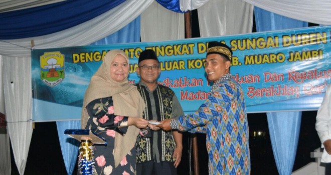 Bupati Muaro Jambi Hj. Masnah Busro saat membuka Musabaqoh Tilawatil Quran (MTQ) Tingkat Desa Sungai Duren.