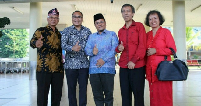 dr. Maulana, MKM bersama Prof. Hikmanto Juwana.