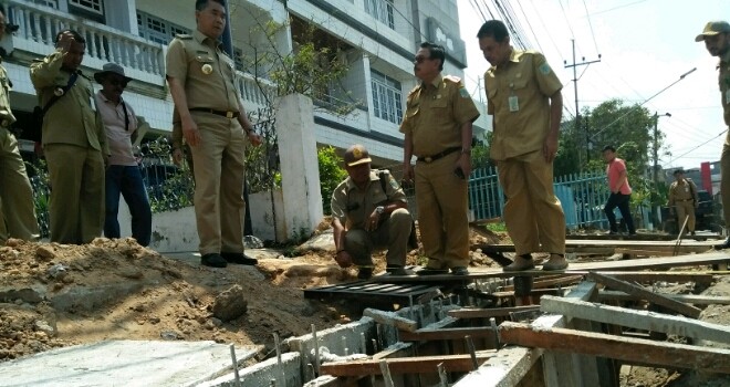Walikota jambi saat meninjau proyek pelebaran jalan. 