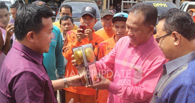 Bupati Merangin H Al Haris menyerahkan Piala Adipura ke Wabup H A Khafid Moein dan Sekda H Sibawaihi di perbatasan Kabupaten Merangin dengan Bungo.