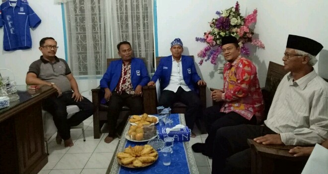 dr. Maulana, MKM mendatangi untuk mengembalikan formulir di DPD PAN Kota Jambi, Senin (31/7) malam.