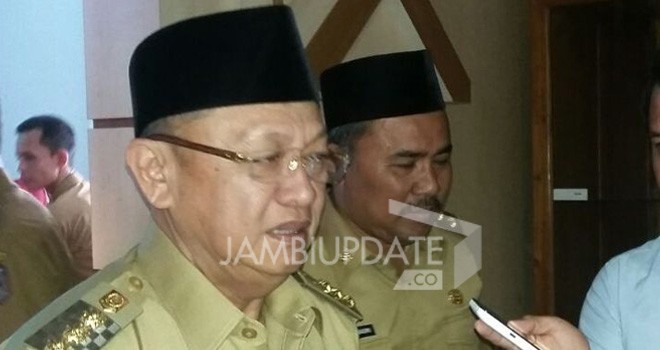 Bupati Sarolangun Cek Endra saat diwanwancari media masa usai menggelar rapat evaluasi pelaksanaan kegiatan proyek kontruksi, senin (1/8).