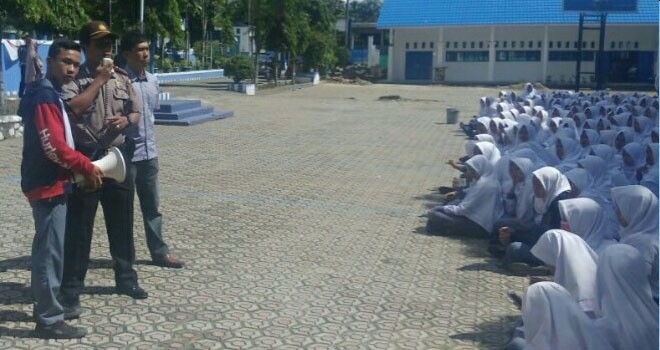 Terlihat siswa MAN 1 Sungai Penuh saat melakukan aksi unjuk rasa.