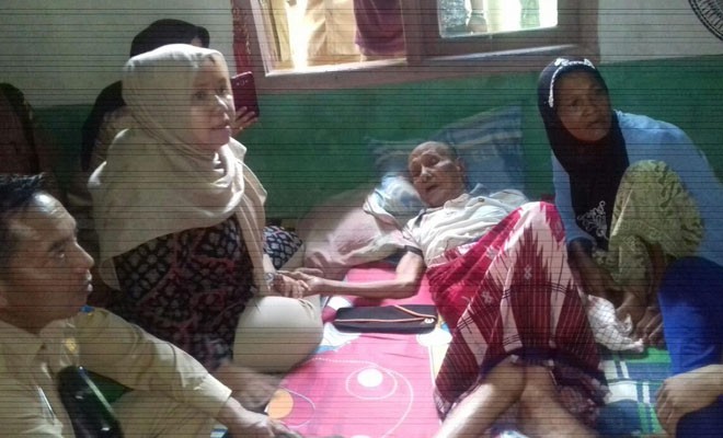 Bupati Muaro Jambi, Hj Masnah Busro saat jenguk Datuk Budin (veteran) yang terbaring lemah karena sakit Selama 2 tahun.